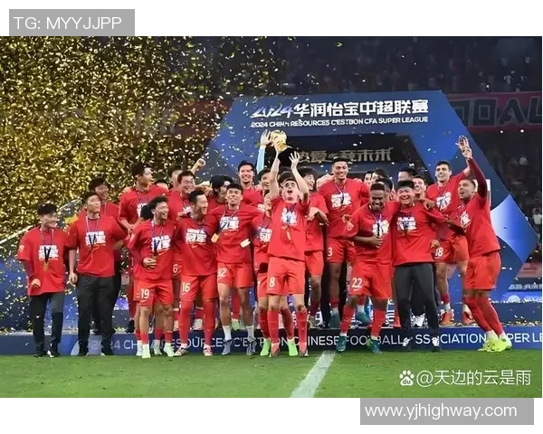 足球明星温情瞬间抱肩膀合影展现友谊与团结的力量 足球明星温情瞬间抱肩膀合影展现友谊与团结的力量